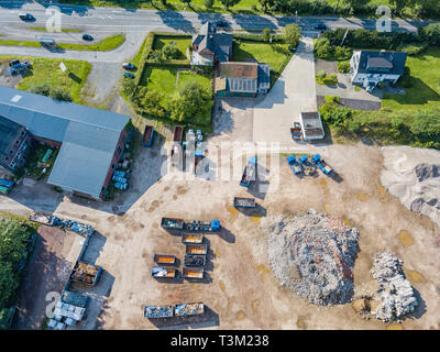 Luftaufnahme von einem recyclinghof mit Lkw und Containern. Stockfoto