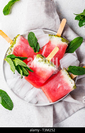 Hausgemachte Eis am Stiel in Form von Wassermelone Stockfoto