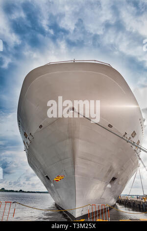 Der Bug eines Kreuzfahrtschiffes Verankerung in den Hafen. Stockfoto