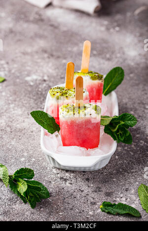 Hausgemachte Eis am Stiel in Form von Wassermelone Stockfoto