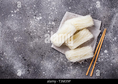 Raw funchoza, Koreanisch bean Nudeln Stockfoto