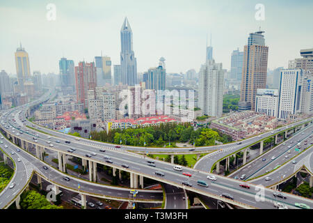 Shanghai Yanan Straße Überführung Brücke mit starkem Verkehr in China Stockfoto