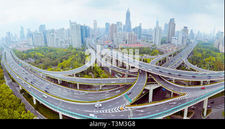 Shanghai Yanan Straße Überführung Brücke mit starkem Verkehr in China Stockfoto