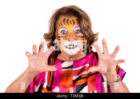 Ältere Frau mit Tiger face-Lackierung in Weiß isoliert Stockfoto