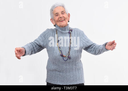 Ältere Frau umarmen auf weißem Hintergrund Stockfoto