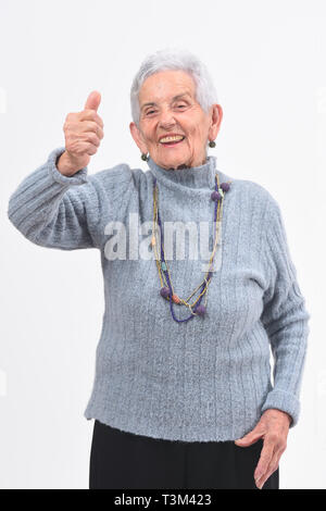 Ältere Frau mit Daumen hoch und Lächeln auf weißem Hintergrund Stockfoto