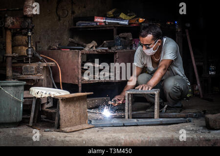 Man schweißen Hocker in Werkstatt, Bhaktapur, Nepal Stockfoto