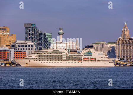 Das Kreuzfahrtschiff Seabourn Quest verlässt Liverpool am Fluss Mersey. Stockfoto