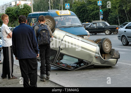 Auto drehte den Kopf nach Straße Kollision Stockfoto