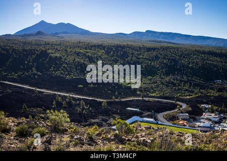 Luftaufnahme über den Berg Dorf Arguayo, mit dem Teide im Hintergrund Mount, Santiago del Teide, Teneriffa, Kanarische Inseln, Spanien Stockfoto