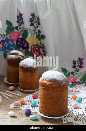 Traditionelle hausgemachte Kuchen im Ostern Ostern Dekoration. Im rustikalen Stil. Stockfoto