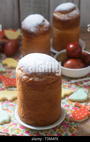 Traditionelle hausgemachte Kuchen im Ostern Ostern Dekoration. Im rustikalen Stil. Stockfoto