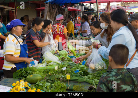 CHIANG RAI, THAILAND - Dezember 17, 2018: An der Kasse des städtischen Gemüsemarkt Stockfoto