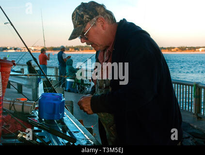 Ein Mann arbeitet auf seine Angelschnur bei Florida, Nov. 12, 2009, in Orange Beach, Alabama. Stockfoto