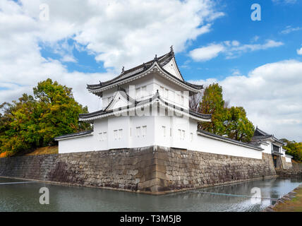 Im Südosten Wachtturm (Tonan Sumi-yagura) und Graben von Schloss Nijo, Kyoto, Japan Stockfoto