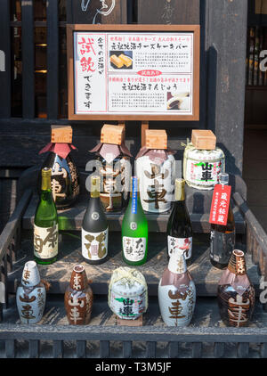 Flaschen Sake außerhalb einer Sake Shop in der Stadt Takayama, Präfektur Gifu, Honshu, Japan Stockfoto