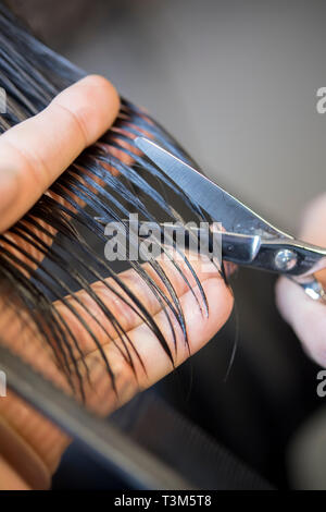 Detail einer Frau, die ihre Haare von einem Friseur cut Stockfoto