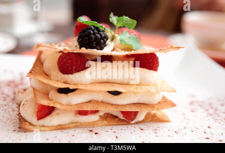 Mille-feuille Torte mit Himbeeren und Sahne Stockfoto