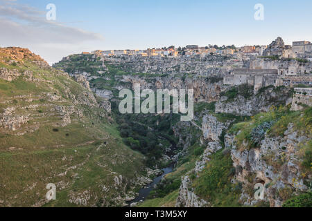 Ein Blick auf die historische Stadt Matera mit der Schlucht von Matera in der Basilikata, Italien Stockfoto