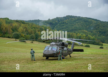 Zwei Piloten am Hubschrauber Sikorsky UH-60 Black Hawk. Kalinov, Slowakei, Europa Stockfoto