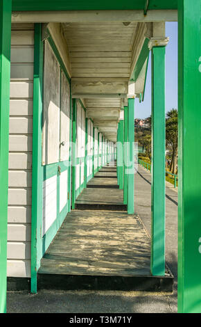 LANGLAND BAY, Gower Peninsula, WALES - Februar 2019: Reihe der Umkleidekabinen am Strand mit Blick auf Langland Bay in Wales. Stockfoto