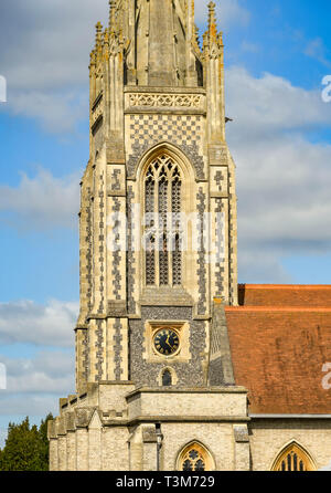 MARLOW, ENGLAND - MÄRZ 2019: Der Uhrturm und Glockenturm der All Saints Church in Marlow. Stockfoto