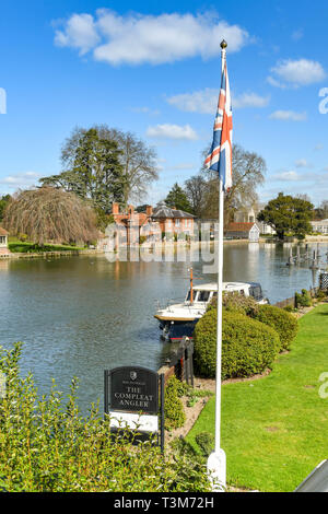 MARLOW, ENGLAND - MÄRZ 2019: Zeichen und flag Pole außerhalb des Compleat Angler Hotel am Ufer der Themse in Marlow. Stockfoto