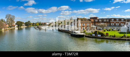 MARLOW, ENGLAND - MÄRZ 2019: Panoramablick auf das Compleat Angler Hotel auf der Themse in Marlow mit einem Motorboot neben vertäut. Stockfoto