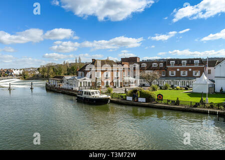 MARLOW, ENGLAND - MÄRZ 2019: Die Compleat Angler Hotel auf der Themse in Marlow mit einem Motorboot neben vertäut. Stockfoto