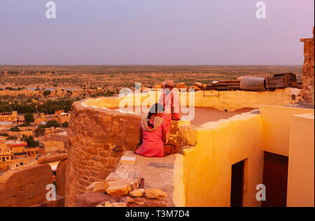 Lokale Frauen, die Stadt bei Sonnenuntergang von Jaisalmer Jaisalmer Fort, Rajasthan, Indien Stockfoto