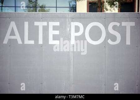 Die Inschrift "Alte Post" in Englisch Alte Post, auf die graue Wand von einem Parkplatz Grenze in Pirmansens. Stockfoto