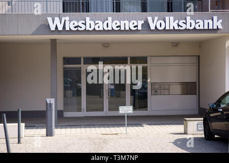 Taunusstein-Wehen, Deutschland - 31. März 2019: Der Gläserne Eingang des Neuen und Modernen bank Niederlassung der Wiesbadener Volksbank am 31. März 2019 in der Ta Stockfoto