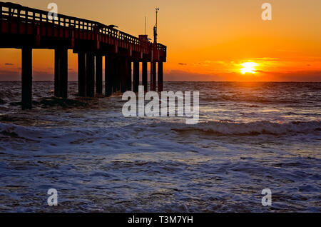 Die Sonne steigt im St. Johns County Pier, 21. März 2016, in St. Augustine, Florida. Stockfoto