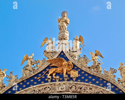 Skulpturen auf der Oberen Basilika von St. Markus in Venedig Stockfoto