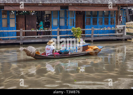 Pattaya, Thailand - 12. November 2015: Rinde auf dem schwimmenden Markt in der Nähe von Pattaya. Stockfoto