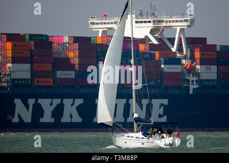 Große, Import, Dienstleistungen, Versand, Agent, Hafen, Hafen, Master, Start, Escort, Pilot, Behälter, Schiff, Southampton, Terminal, besetzt, Solent, China, Europa, Import, Handel Stockfoto