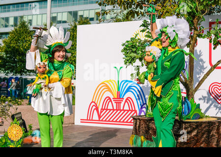 Russland, Stadt Moskau - September 6, 2014: Puppet Akteure spielen auf der Straße. Marionetten in den Händen von professionellen Akteuren. Unterhaltung Stockfoto