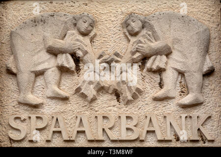 Sculptred Zeichen für die Spaarbank (Sparkasse) in Haarlem, Niederlande. Die Skulptur ist oben eine Tür. Stockfoto