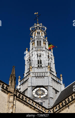 Turm der St. Bavo Kirche in Haarlem, Niederlande. Die Kirche steht an der Grote Markt (Marktplatz). Stockfoto