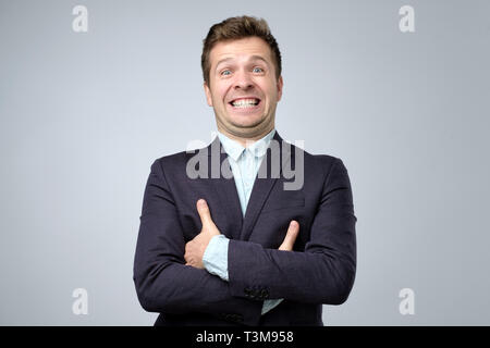 Ausgereifte Mann lacht von Ohr zu Ohr, kichert auf der lustigen Geschichten. Stockfoto
