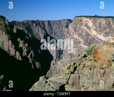 USA, Colorado, schwarze Schlucht des Gunnison National Park, Eindringen von flüssigem Granit form Bands in Präkambrischen Klippen der bemalten Wand. Stockfoto