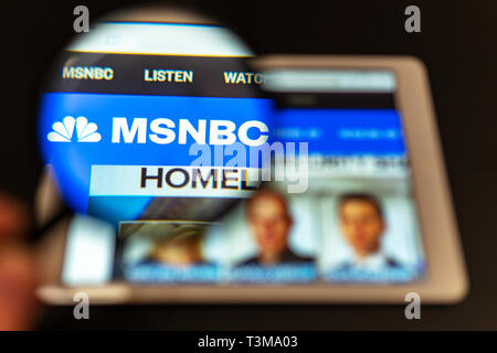 MSNBC News Channel Logo sichtbar durch ein Vergrößerungsglas. Kann wie Marketing oder Business Konzept verwendet werden. News Medien Homepage Stockfoto