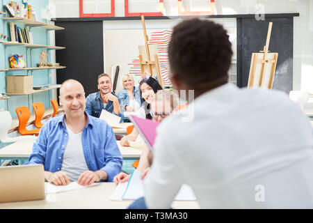 Leute, die sich für eine Kunst Klasse oder Seminar für die Weiterbildung in der Volkshochschule Stockfoto