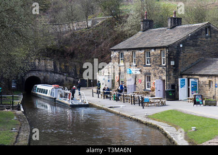 Zu Fuß von Motorradtouren zu Packesel Brücke in West Yorkshire Stockfoto