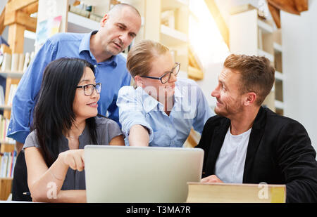 Software Entwickler in Business Startup diskutieren Vor Laptop Stockfoto