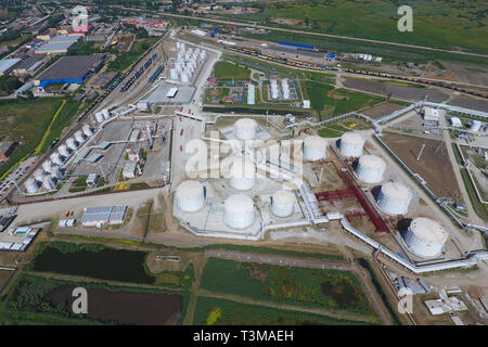 Landschaft der Stadt Slawjansk in den Kuban. Der Typ der Behandlungsanlagen und Öl-Raffinerie. Stockfoto