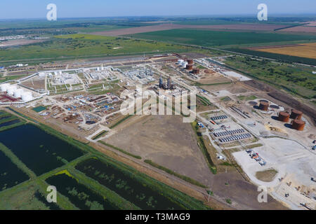 Landschaft der Stadt Slawjansk in den Kuban. Der Typ der Behandlungsanlagen und Öl-Raffinerie. Stockfoto