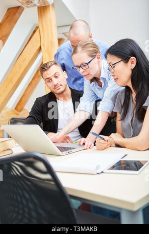 Software Entwickler Team am Laptop Design neues Design für die Webseite Stockfoto