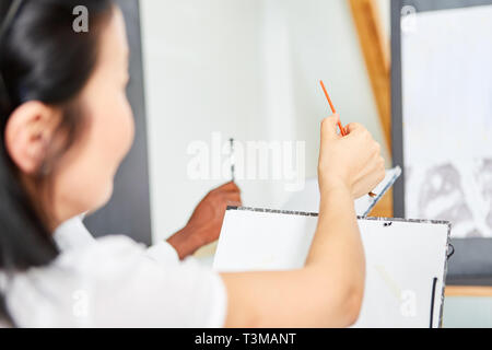 Frau als Anfänger oder Kunst Student lernt Malerei in einem Kurs an der Volkshochschule Stockfoto