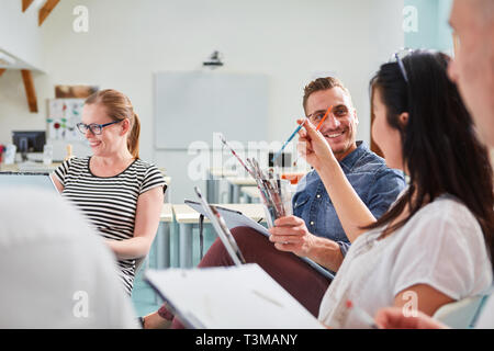 Gruppe von Kunststudenten in einem Gemälde Seminar an der Kunsthochschule beim Malen Stockfoto